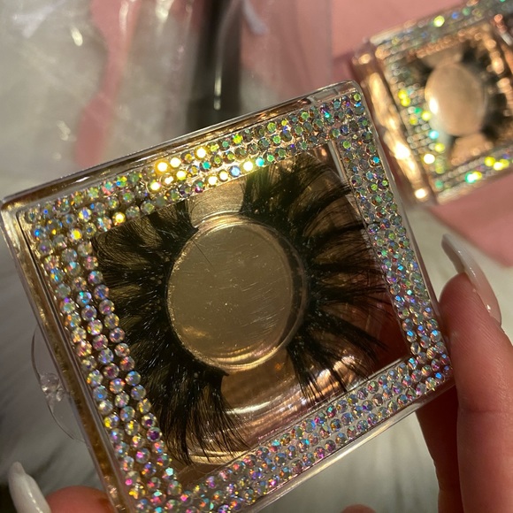 Lashes - Picture 13 of 15